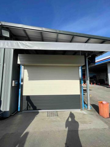 鑫鋼（傳統、安全捲門維修安裝） - 中油洗車機加裝快速捲門，區隔洗車區。