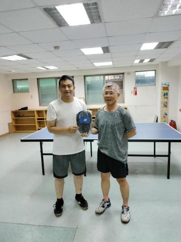 張敬彬 - 劉大哥是球場的乒乓老手，為了改練顆粒而來報名上課，從中順便調整基本動作，揮拍加強核心的訓練，打球心態調整，大幅提升了自信
