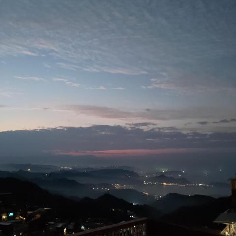 提供客服服務的專家張沛旂