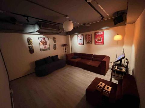 小袁軟裝設計 - 幫餐酒館量身打造的地下室KTV空間 但這時桌子還沒送來?