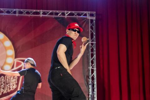 提供舞團服務的專家蕭日正