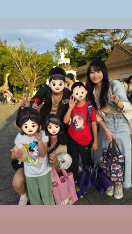 簡子涵 - 學校社團—「童癌童語社」經常出團
陪伴孩子（圖為帶領自閉症孩子到動物園遊玩）