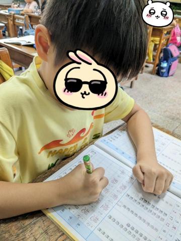 陳昱彤 - 指導學生習寫。