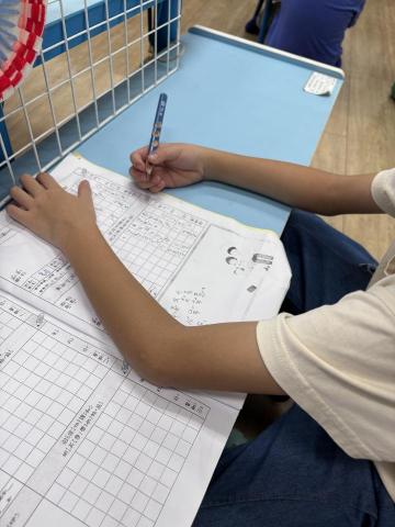 陳昱彤 - 教學生寫注音符號。
原對注音符號不熟悉，在反覆指導以及練習下，能夠自己試著拚出注音寫下。