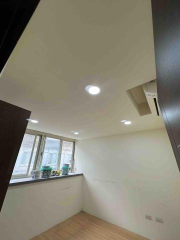 莨豑室內工程行 - # 統包工程（2025/7/26） 中和區 完工✅
此案場因以往使用甲板做天花板 導致被白蟻蛀爛
以及加上屋頂漏水
修繕項目：1.抓漏、防水 2. 木作矽酸鈣天花板