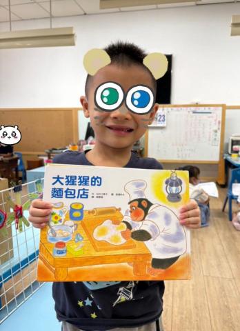 陳昱彤 - 在指導與練習下，學生能夠自己一邊看著注音符號，一邊唸出來讀完一本繪本。