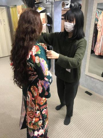 陳昱彤 - 在日本和服店工作。
工作內容為接待，以及作為和服老師以及髮型老師的翻譯。