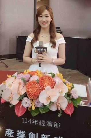 Ulla專業活動主持/影片製作 - *113年國慶大會主持人
* 具中英文雙語主持、記者會、 頒獎典禮、會議論壇、開幕、晚宴等主持經驗。