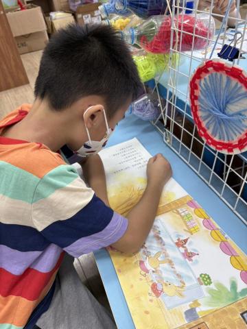 陳昱彤 - 陪伴孩童練繪本。
孩子原本看繪本只會看圖片，在循序漸進指導下，可以自行一個字一個字看著注音唸出來。在閱讀的過程中，也開始認得一些國字。