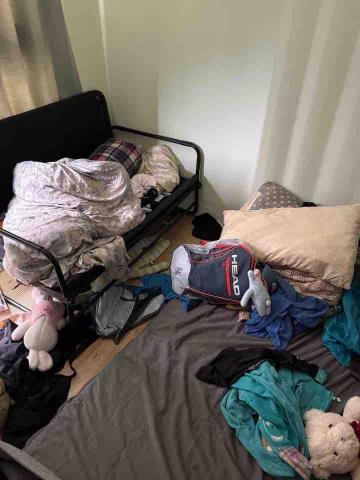 米妮愛乾淨 - 因為房間屬沒冷氣的地方，不過有椅子跟床墊，看起來是休息的地方，小東西居多跟衣物