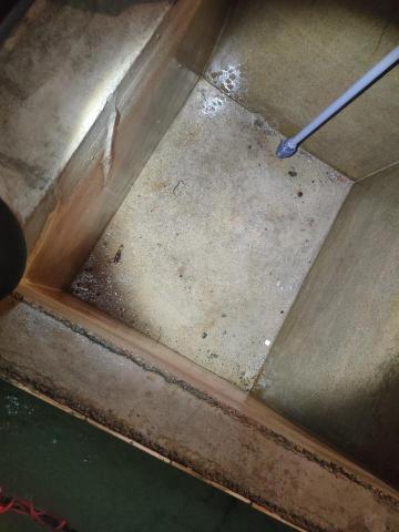 湯偉勝 - 未貼瓷磚的水泥水塔清洗後，底部原本的面貌如此。