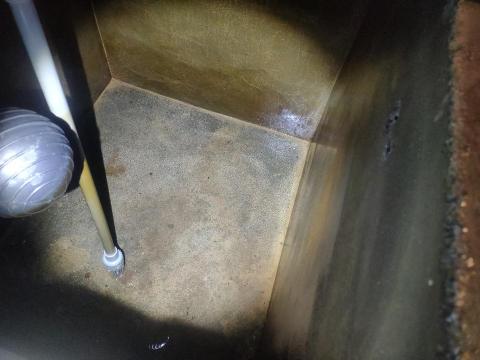 湯偉勝 - 未貼瓷磚的水泥水塔，清洗後的樣貌