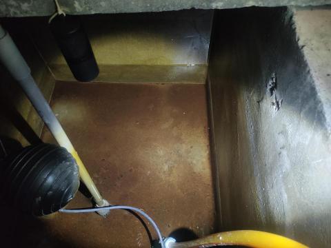 湯偉勝 - 同樣未貼瓷磚的水泥水塔清洗前，底部沉澱髒汙。