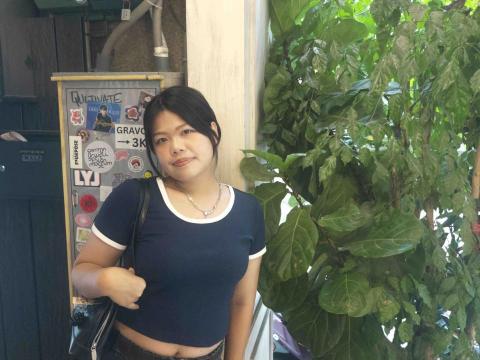 提供染髮劑藍色服務的專家阮盈綺