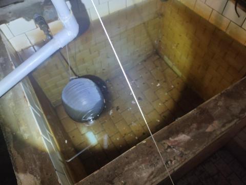 湯偉勝 - 水塔清洗前的狀況，客戶說很多年沒洗，白色瓷磚佈滿黃垢。