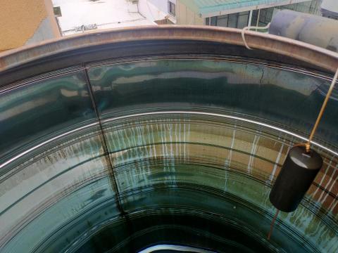 湯偉勝 - 白鐵水塔清洗前，內部銹蝕嚴重。