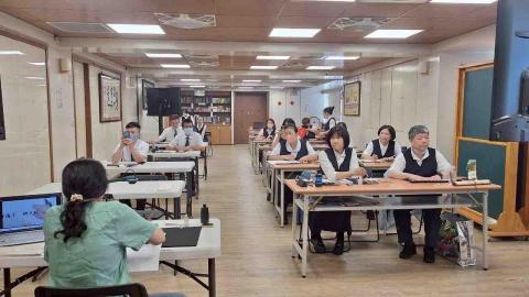 鵞湖居書法教室 - 帶領佛堂前賢書寫小楷