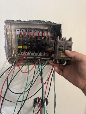 林昱琮 - 無熔絲開關 壞掉了 ... ING !!跟電線換新!!