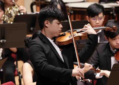梁剛瑋 - 高中期間獲得協奏曲比賽 優勝 與樂團在東吳大學松怡廳 演出聖桑第三號小提琴協奏曲