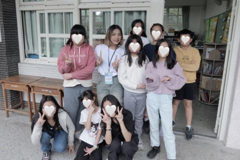 呂冠穎 - 和秀朗國小學生合影
