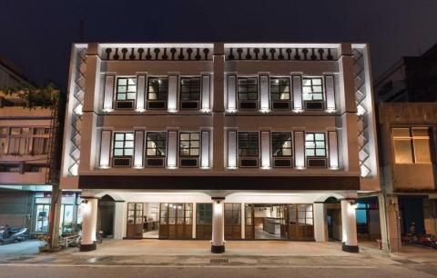 後設思決創意工作室 - ◆雙鳳大旅社‧老店重生  2018 
坪數：295坪(1F-2F-3F)
格局：舊屋翻新 獨棟 1F:接待,餐廳,辦公,客房 / 2F:客房 / 3F:客房
