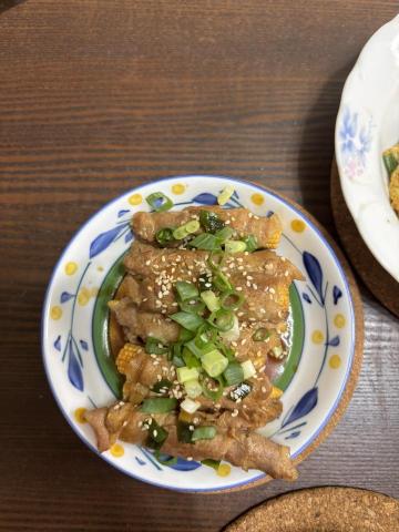 陳霈珊 - 醬燒豬肉片捲玉米筍