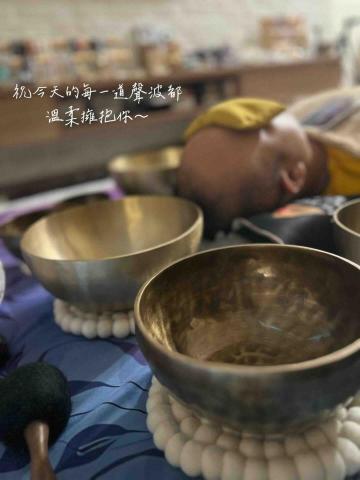 花藏|頌缽行走靜心空間 - 缽音陪伴高爾夫球選手靜心回到自己,在球場上更能專注於每一桿。 花藏|頌缽行走靜心空間 - 缽音陪伴高爾夫球選手靜心回到自己,在球場上更能專注於每一桿。