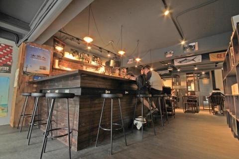 後設思決創意工作室 - ◆cafe' meromero X 肯驛國際北區新創空間 2016
坪數：70坪(B1F-1F)
格局：舊屋翻新 店面 B1F:辦公室 / 1F:咖啡廳
