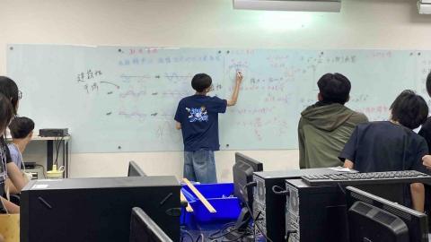 蔡東頤 - 擔任本系助教，教導高中生物理數學邏輯知識