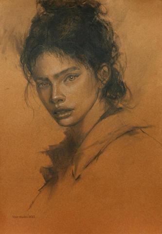 Han studio  邱柏翰 - 這張人像示範就是我最近的練習成果之一。
使用有底色的紙張，不只讓光影層次分明，也幫助快速建立人像立體感。

如果你想學會：

˙如何搭配不同紙色與筆觸

˙快速分出亮、中、暗三層次

˙畫出更具質感的人物氣氛

? 歡迎預約課程，帶著你的畫具和熱情來就行！