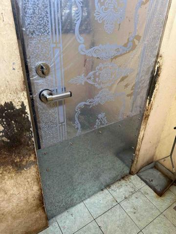 洪政凱（扛）鋼益企業社 - 更換新門補強防止寵物撕咬