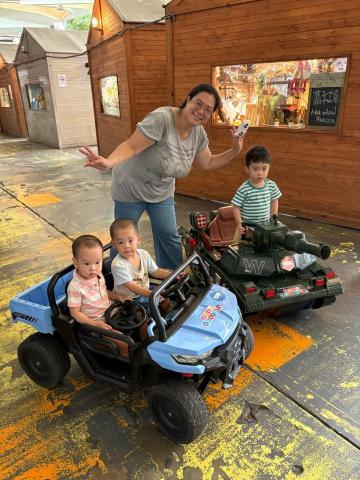張毓苔 - 帶兩個姪子和朋友的寶寶一起去圓山花博玩遙控車