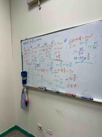 劉妍炘 - 理化課讓學生們上台練習使用密度的公式～