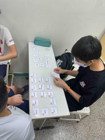 劉妍炘 - 國二數學課設計了乘法公式配對卡，讓學生們更加練習展開式