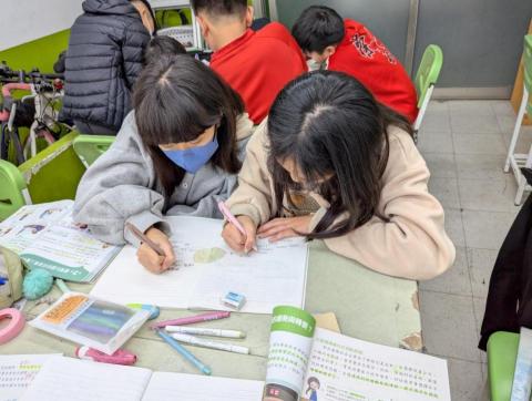 多元智能全腦開發 - 高年級的心智繪圖，期中考前讓學生自己討論整理重點，運用簡單方式加強記憶與整合。