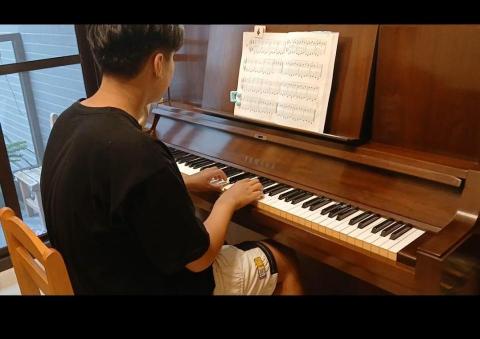 Lily  Kang個人工作室 - 學生上課時彈琴的照片