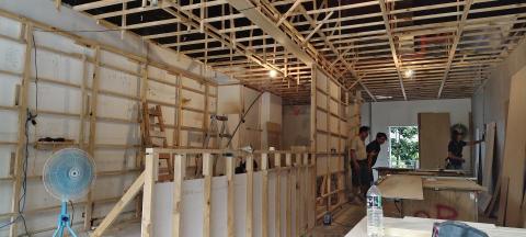 李佳諮 - 木作隔間與天花板下骨料
（早午餐店裝修工程）