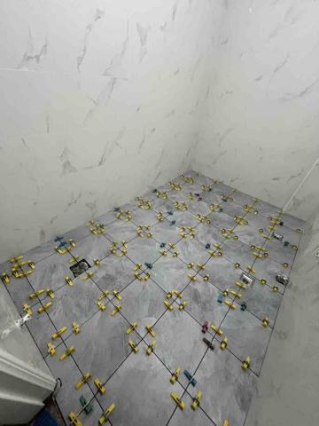 元源工程行 - 廁所地板貼磚