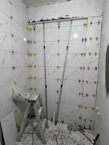 元源工程行 - 廁所牆壁貼磚