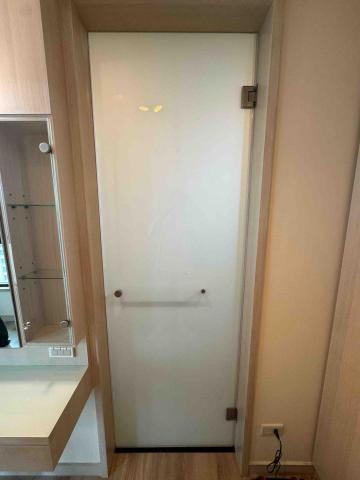 莊子緯 - 5T+5T白膜膠合玻璃
浴室門片 搭配米老鼠浴室鉸鏈