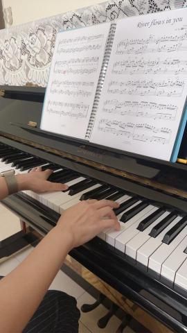 畇樺工作室 - 不管年齡多少 都可以完成自己的音樂夢
音樂能療癒 緊張疲憊的生活
也能豐富自己的內涵氣質
這位國小英文老師利用假日學習
愉悅的彈奏屬於自己的音樂?