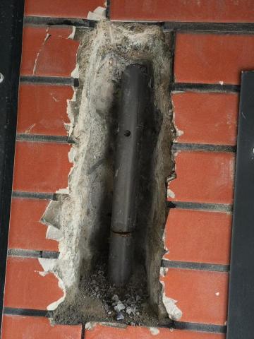 瑋成水電裝修工作室 - 施工中：牆壁被電鑽鑽洞