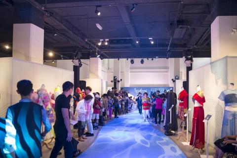 Jamais Design Studio - ｜臺中市纖維工藝博物館《時尚產覺交流展》｜
結合動態展演與靜態展示，以主視覺貫穿整體空間，營造品牌氛圍與展覽故事，現場湧入眾多觀眾與媒體，展現高識別度的設計張力。