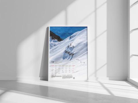 Jamais Design Studio - ｜2024 國家公園月曆｜
以玉山冬季雪景為主視覺，結合日曆資訊與生態導覽，畫面乾淨俐落，呼應自然與時間的對話，呈現設計與攝影的和諧共鳴。