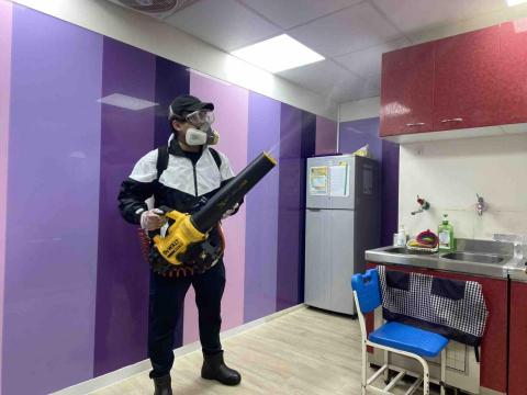 提供防治螞蟻服務的專家張承恩