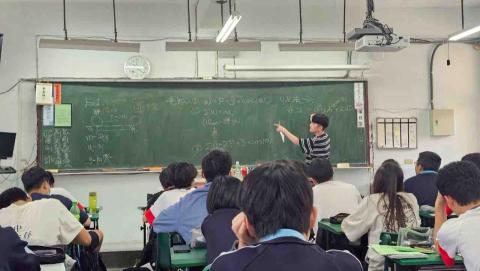 莊秉學 - 高中實習上台教學