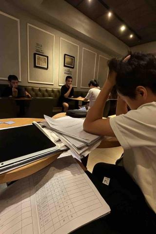 張一馨 - 協助高一學生練習多益題目，協助講解題型與答題技巧，培養語感與解題思維。