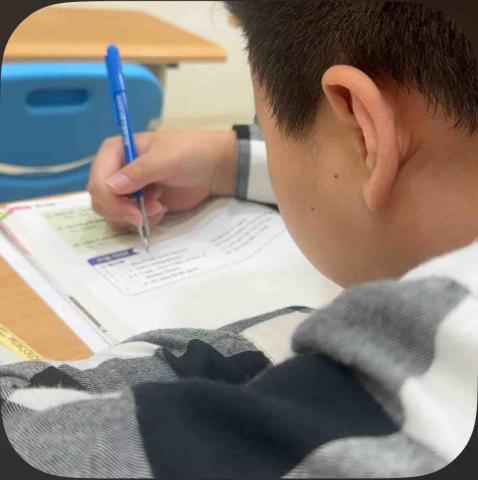 張一馨 - 協助國一學生一起完成英文講義，協助釐清文法概念、改正錯誤並練習句型造句。