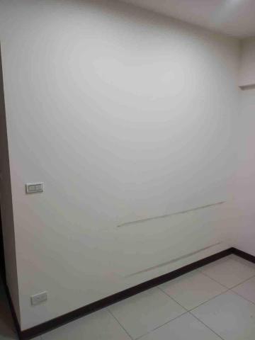 詹文欽，兆基屋管 - 牆面髒污