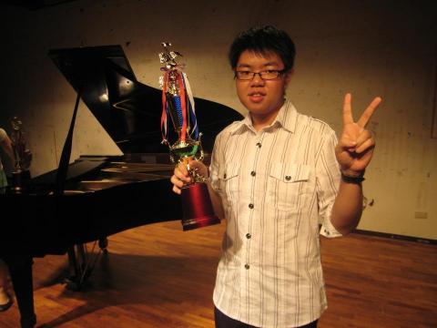 顧哲愷 - 2009年全校鋼琴比賽流行組冠軍